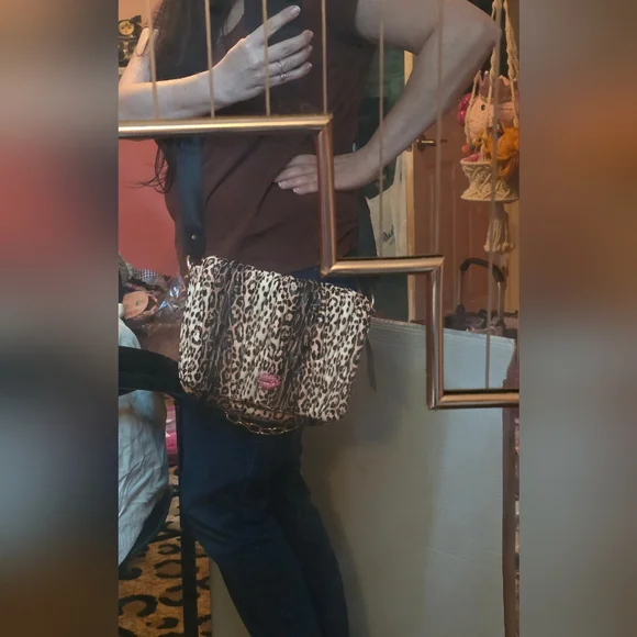 Betsey Johnson Pucker Up Crossbody Bag - Picture 6 of 7